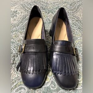Clark’s 7.5M Women’s Navy shoes. Leather upper with kilt detail, buckle strap.